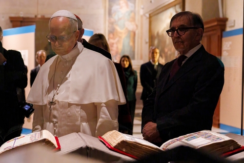 Il Santo Padre davanti alle teche che custodiscono i volumi della Bibbia di Borso d’Este.