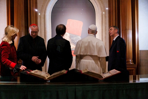 Il Papa percorre la Biblioteca del Senato accompagnato dal Presidente e dal personale