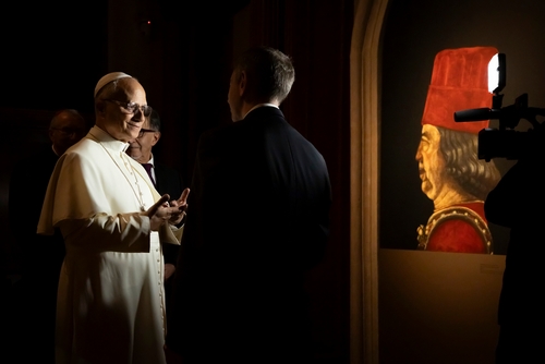 Papa Leone XIV in conversazione nella Biblioteca del Senato