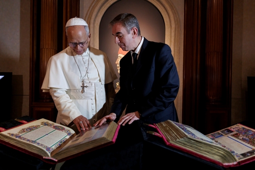 Papa Leone XIV osserva i volumi esposti della Bibbia di Borso d’Este