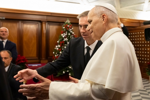 Papa Leone XIV nella Biblioteca del Senato, davanti al presepe