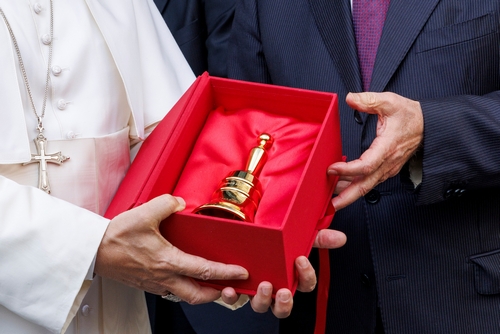 Dettaglio della martinella del Senato donata al Santo Padre