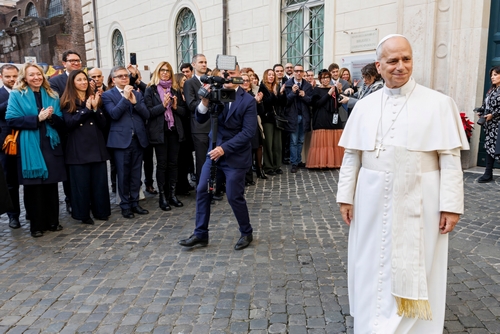 Papa Leone XIV saluta i cittadini all’esterno di Palazzo della Minerva