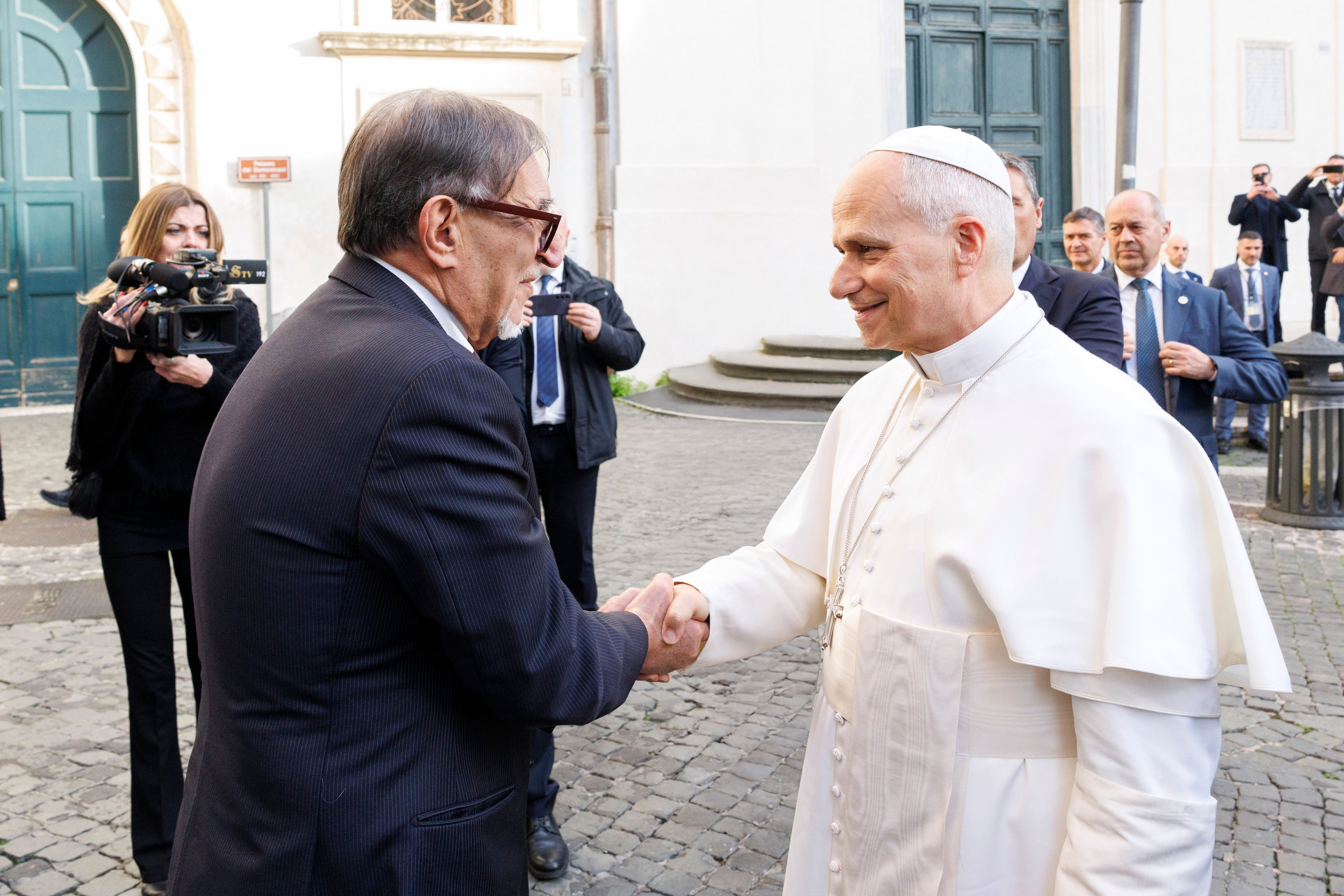Papa Leone XIV all’arrivo presso la Biblioteca del Senato