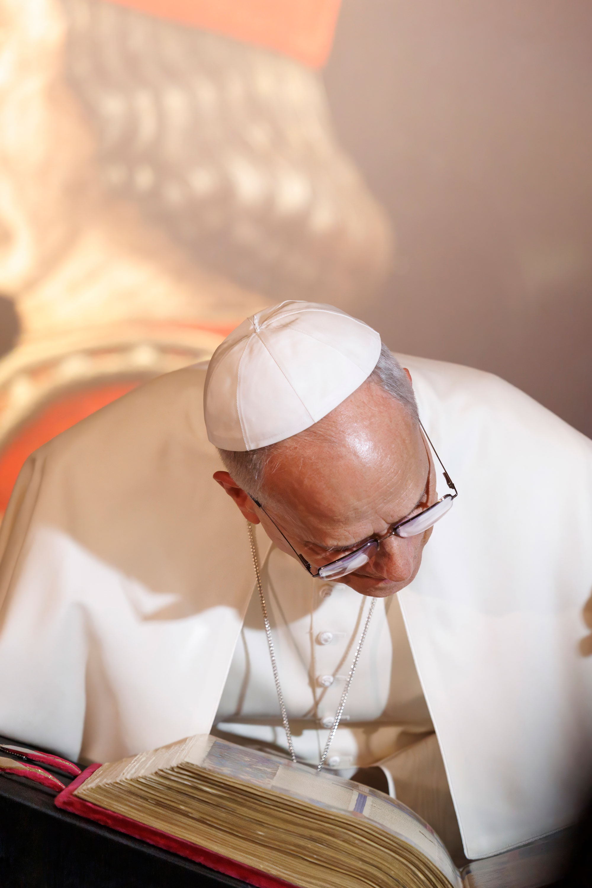 Papa Leone XIV osserva da vicino le miniature della Bibbia di Borso d’Este