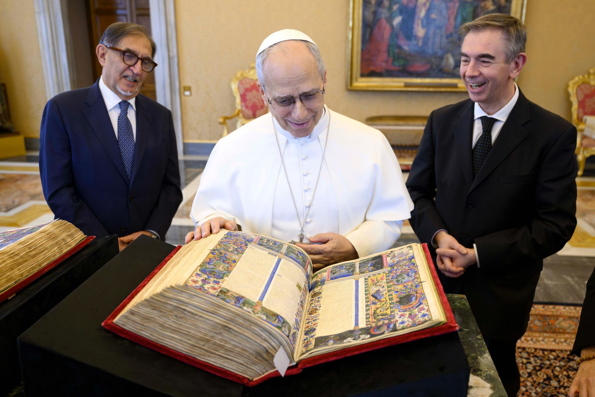 La Bibbia di Borso d’Este durante la tappa in Vaticano