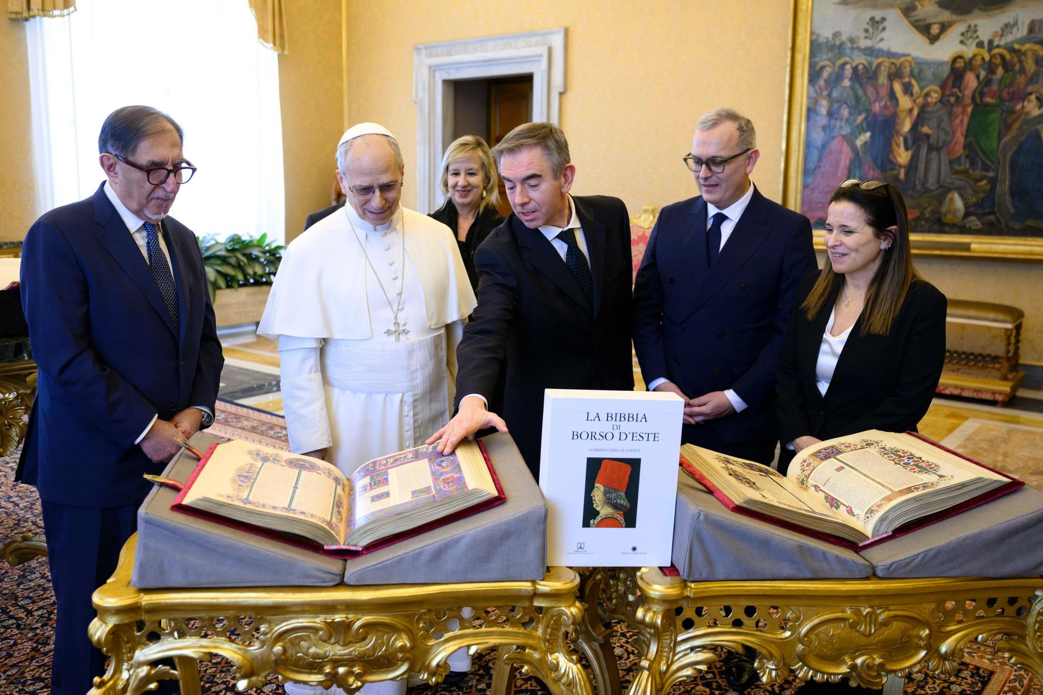 La delegazione con Papa Leone XIV in Vaticano durante la tappa della Bibbia di Borso d’Este