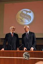 Il Presidente del Senato, Marcello Pera, con il Presidente dell'Associazione Stampa Parlamentare, Enzo Iacopino<br />
21 dicembre 2005