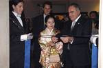 Il Vice Presidente del Senato Francesco Moro con la figlia del Maestro Tachibana durante il taglio del nastro per l'inaugurazione della mostra
