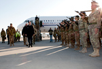 Il Presidente Schifani riceve gli onori militari al suo arrivo ad Herat.