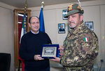 Il Presidente Schifani dona una targa ricordo al comandante della base, Col. Cristoni.