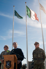 Il Presidente Schifani, con il Sottosegretario di Stato alla Difesa, Gianluigi Magri e il Capo di Stato Maggiore della Difesa, Gen. Biagio Abrate, saluta le truppe della base di Farah.