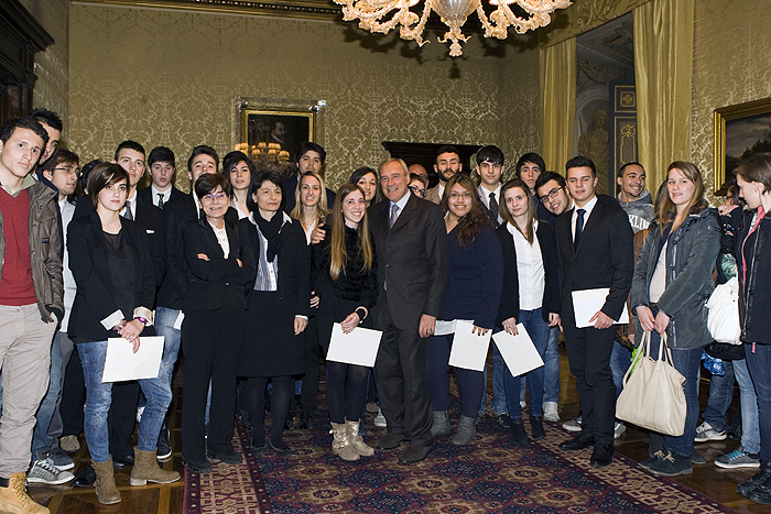 Il Presidente Grasso con gli studenti dell'Istituto Tecnico 