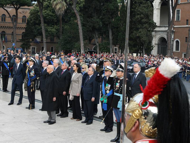 Il Presidente Grasso insieme al Presidente della Repubblica e alle Alte cariche dello Stato, durante la cerimonia di deposizione di una corona di alloro in occasione dell'Anniversario della Liberazione