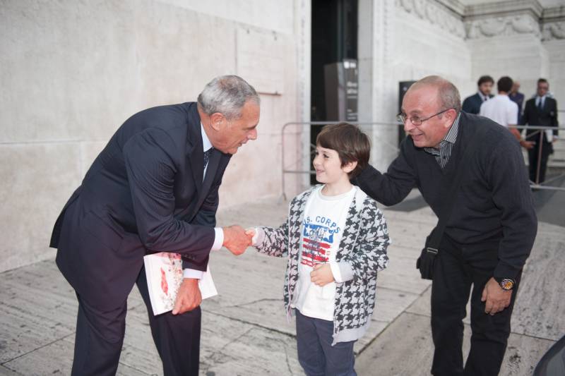 Il Presidente viene raggiunto dal piccolo Daniel Di Segni per salutarlo personalmente