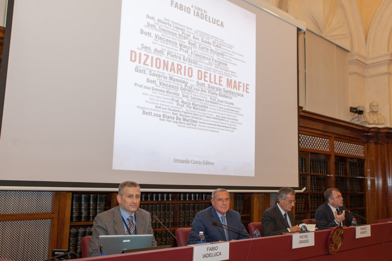 Il Presidente Grasso con il curatore del volume, Fabio Iadeluca, il Procuratore nazionale antimafia, Franco Roberti, e il moderatore Lirio Abbate.