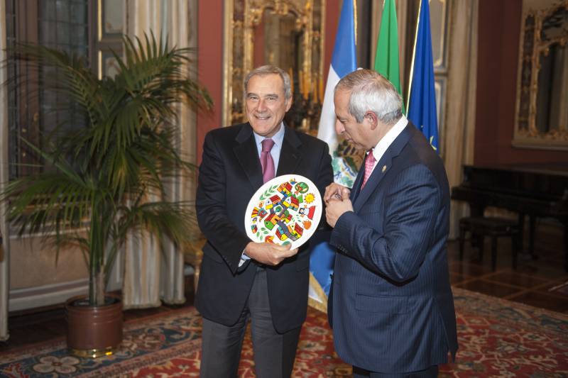 Il presidente Grasso riceve un omaggio in ricordo della visita dal presidente Reyes