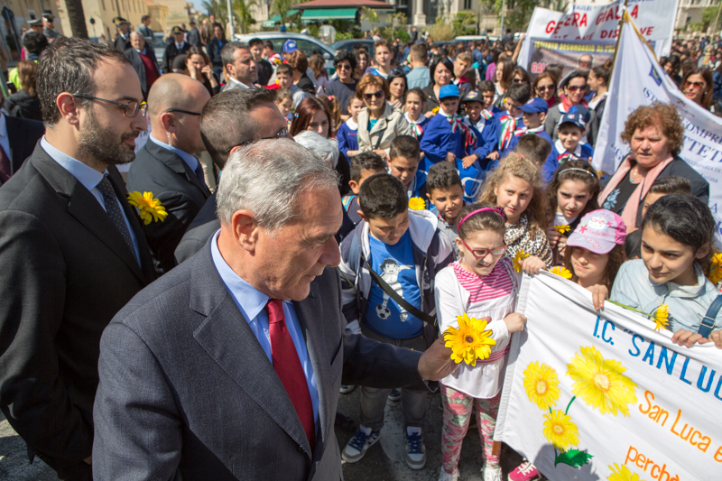 Il Presidente Grasso insieme ad alcuni alunni di una scuola elementare.