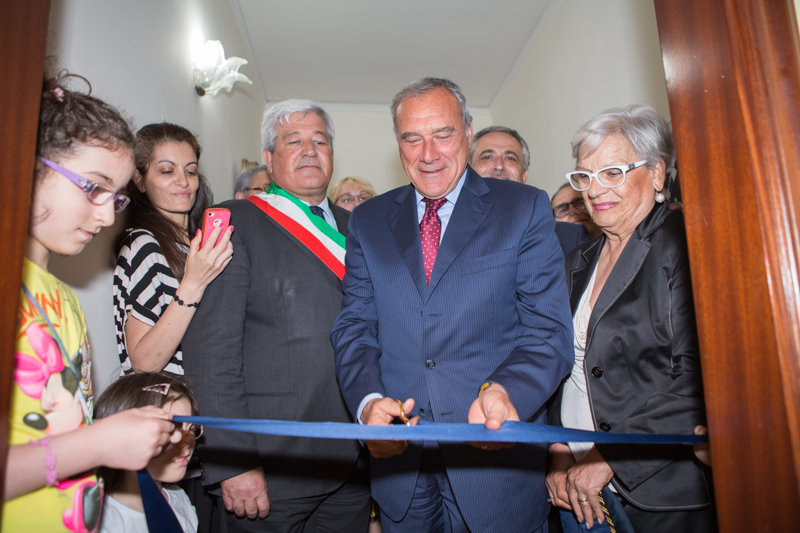 Il Presidente Grasso inaugura la nuova sede dell'Associazione Antiracket di Ercolano realizzata in un immobile confiscato a un clan della camorra.