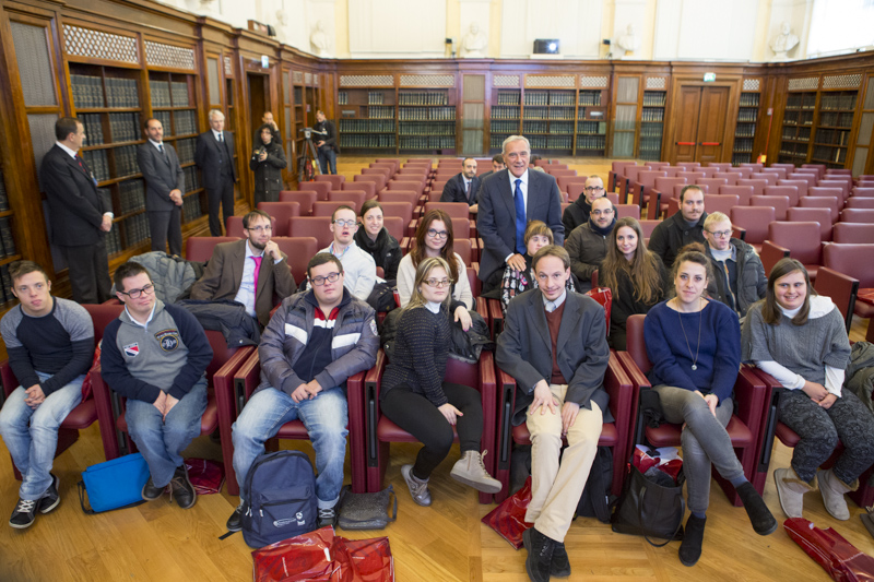 Il Presidente Grasso posa per una foto ricordo con i ragazzi presenti all'incontro promosso dall'Associazione Italiana Persone Down.