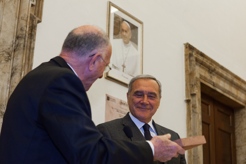 Il Presidente Grasso riceve in dono da Monsignor Liberio Andreatta un mattone del muro che sigillava la Porta Santa di San Giovanni in Laterano, costruito al termine dell'Anno santo del 2000.