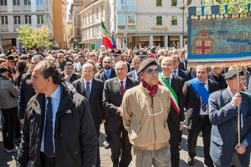 Il Presidente Grasso durante il corteo verso Piazza dei Martiri preceduto dai Gonfalonieri del Comune