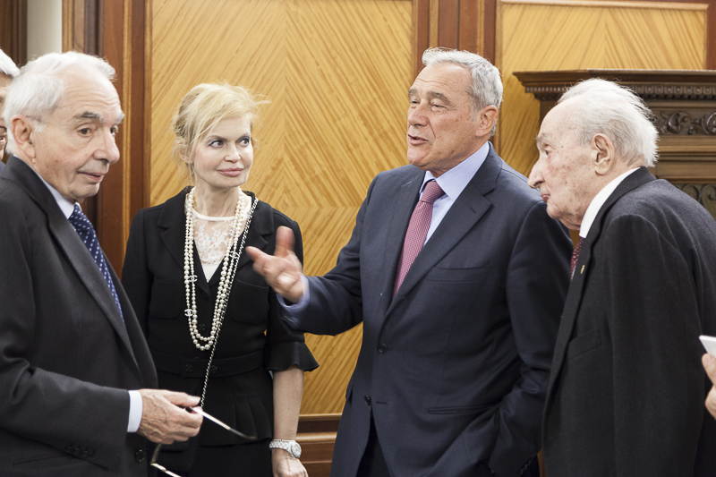 Il Presidente Grasso incontra Giuliano Amano, Giudice costituzionale, Elisabetta Serafin, Segretario generale del Senato, e Giovanni Sartori, prima dell'inizio del convegno.