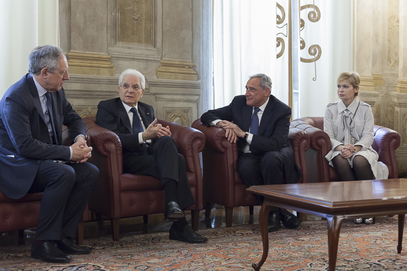 Il Presidente Grasso e il Presidente Mattarella attendono l'inizio del convegno in Sala Pannini.