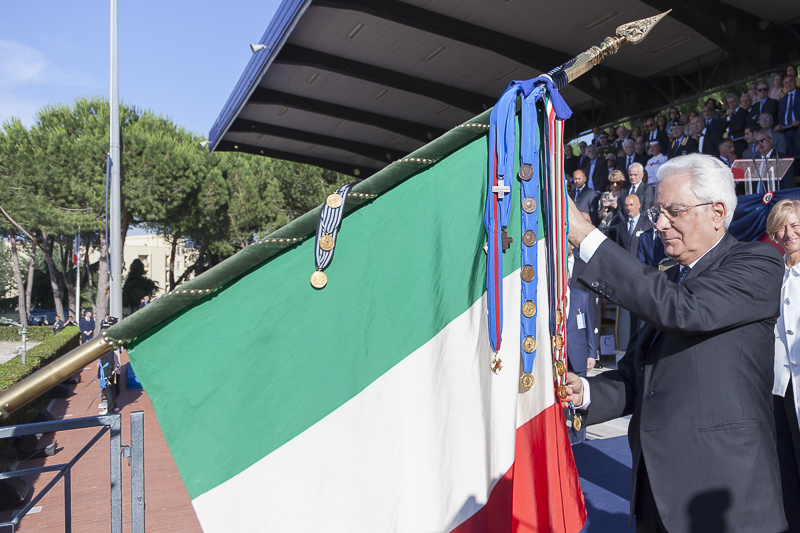 Il Presidente Mattarella insignisce la bandiera di guerra dell'Arma dei Carabinieri della Medaglia d'oro al 