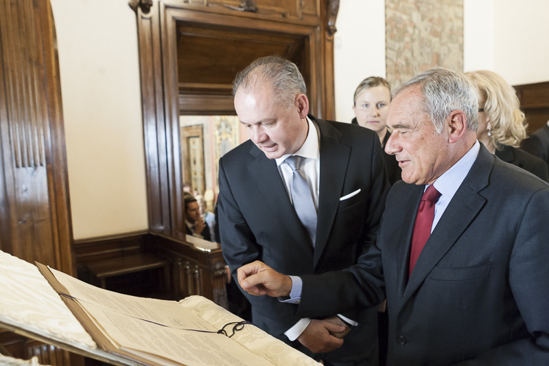 Il Presidente Grasso mostra al Presidente della Repubblica Slovacca, Andrej Kiska, la copia anastatica del documento originale della Costituzione italiana, firmata a Palazzo Giustiniani, nella Sala della Costituzione.