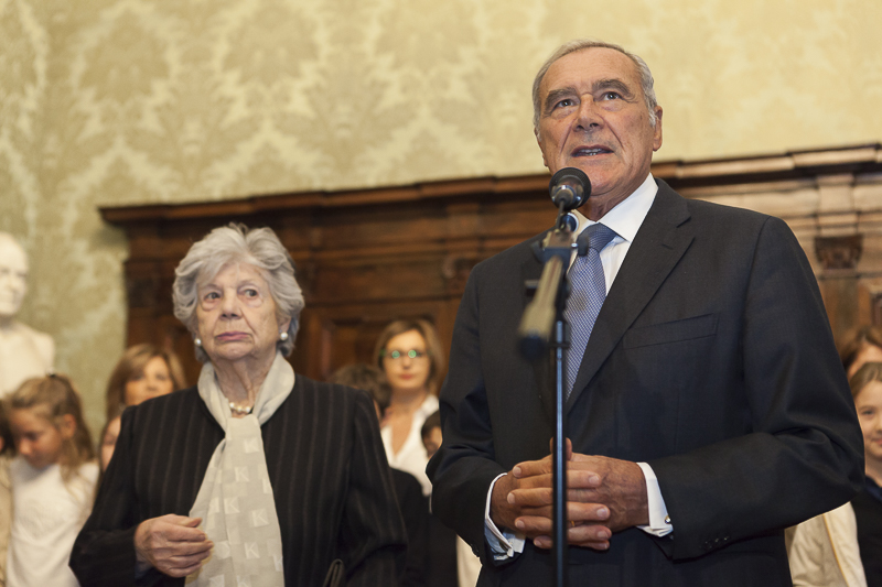 Il Presidente Grasso ringrazia la Signora Franca Ciampi per la sua presenza.