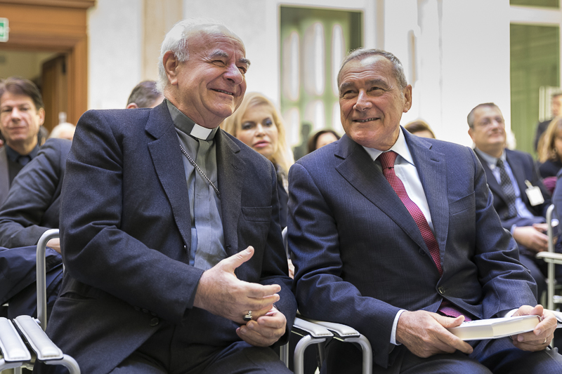 Nella foto, il Presidente del Senato Pietro Grasso e il Presidente del Pontificio Consiglio per la Famiglia, Mons. Vincenzo Paglia.