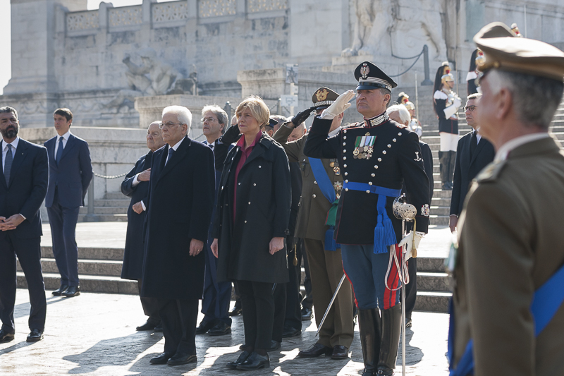 Il Capo dello Stato riceve gli onori militari finali alla base del monumento.