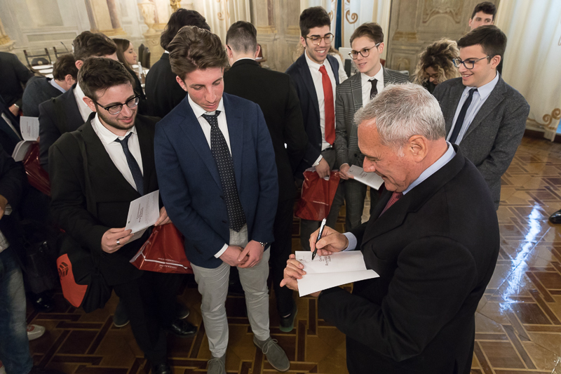 Il Presidente Grasso, al termine dell'incontro, si intrattiene con i giovani e firma alcune copie della Costituzione della Repubblica italiana.