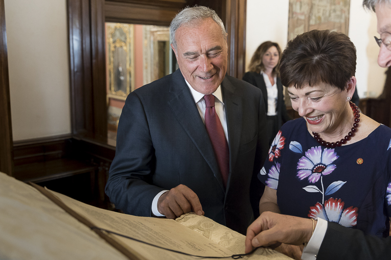 Il Presidente Grasso mostra al Governatore Generale della Nuova Zelanda, S. E. Dame Patsy Reddy, la copia anastatica della Costituzione italiana firmata il 27 dicembre 1947.