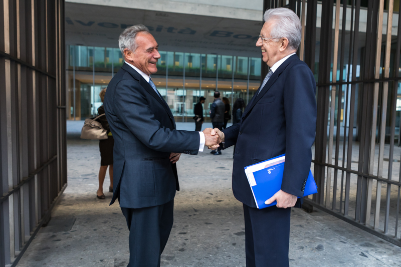 Il Presidente Grasso saluta il Presidente dell'Università Bocconi, Mario Monti