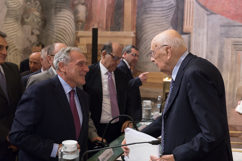 Al termine della presentazione il Presidente Grasso saluta il Presidente emerito della Repubblica, Giorgio Napolitano.