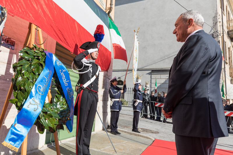 Il Presidente Grasso depone una corona ai piedi della lapide posta sulla facciata della casa natale di Luigi Einaudi