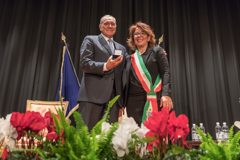 Il Presidente Grasso riceve una moneta d'oro raffigurante Luigi Einaudi