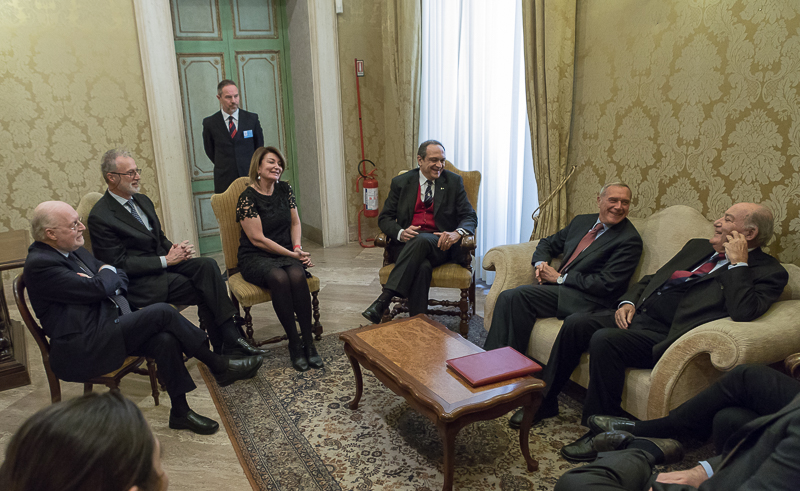 Il Presidente Grasso incontra nello studio adiacente la Sala Zuccari i relatori e i membri del consiglio direttivo del seminario.
