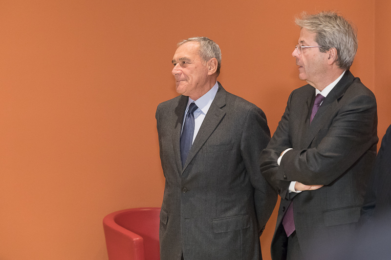 Il Presidente del Senato, Pietro Grasso, e il Presidente del Consiglio dei ministri, Paolo Gentiloni, attendono l'arrivo del Capo dello Stato.