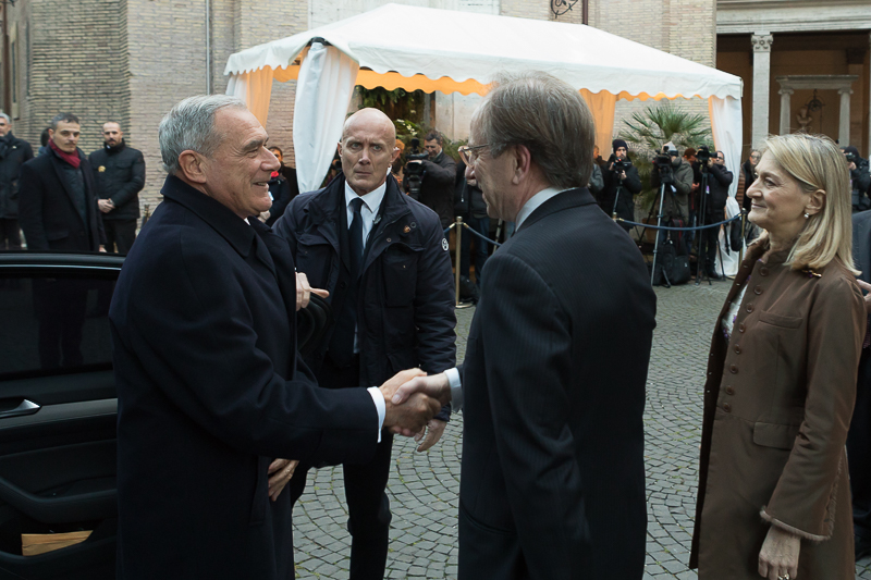 Il Presidente del Senato Pietro Grasso giunge a Palazzo Borromeo e incontra Pietro Sebastiani, Ambasciatore d'Italia presso la Santa Sede.