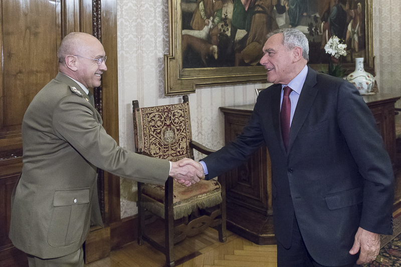 Il Presidente Grasso accoglie il Capo di Stato Maggiore dell'Esercito, Gen. C.A. Danilo Errico.