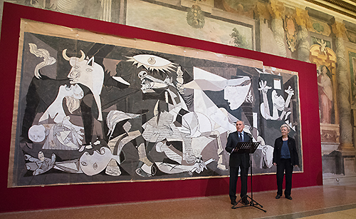 Il Presidente Grasso e la storica dell'arte Serena Baccaglini durante l'inaugurazione