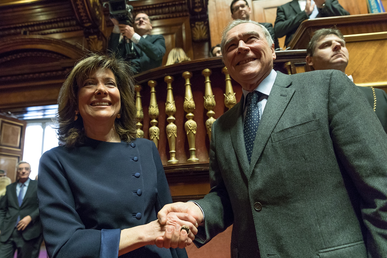 Stretta di mano con l'ex Presidente del Senato, Pietro Grasso Stretta di mano con l'ex Presidente del Senato, Pietro Grasso