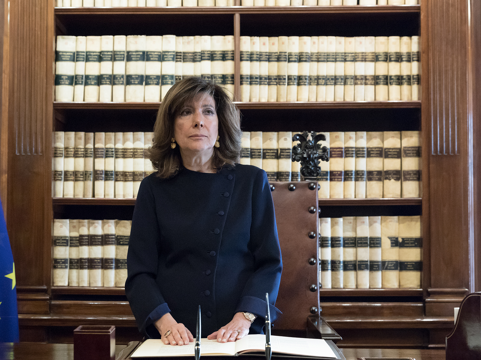 A Palazzo Giustiniani, dopo l'elezione, nella stanza che, il 27 dicembre 1947, ospitò la firma della Costituzione della Repubblica Italiana; sulla scrivania, una copia anastatica della Costituzione del 1947 A Palazzo Giustiniani, dopo l'elezione, nella stanza che, il 27 dicembre 1947, ospitò la firma della Costituzione della Repubblica Italiana; sulla scrivania, una copia anastatica della Costituzione del 1947