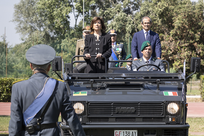Nella foto, il Presidente del Senato, Maria Elisabetta Alberti Casellati, a bordo di un mezzo militare scoperto prima di passare in rassegna un reparto d'onore schierato con bandiera e banda.