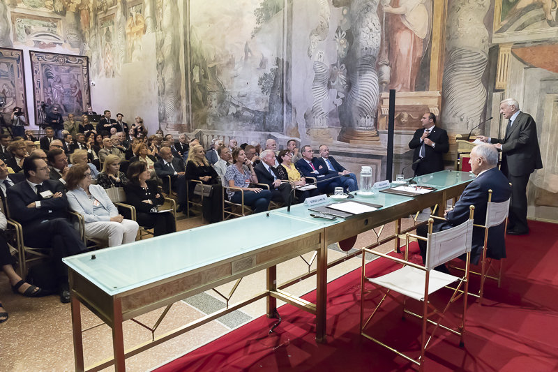 Il Presidente del Senato, Maria Elisabetta Alberti Casellati, segue l'intervento di Giorgio La Malfa, Presidente della Fondazione Ugo La Malfa.