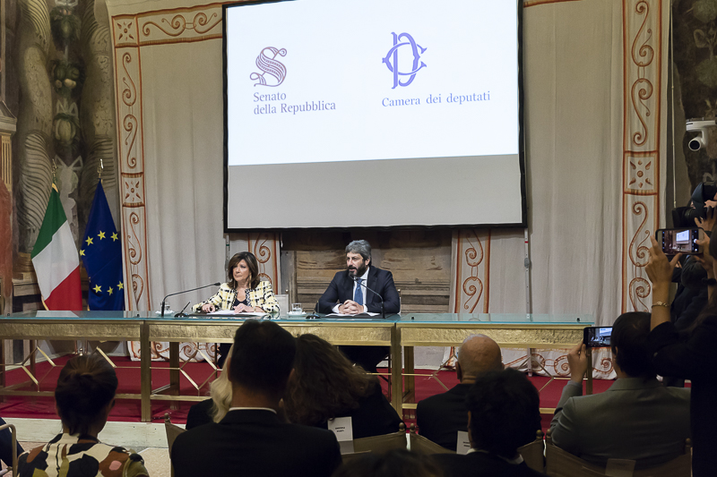 Il Presidente del Senato, Maria Elisabetta Alberti Casellati, e il Presidente della Camera dei deputati, Roberto Fico, nella Sala Zuccari di palazzo Giustiniani in occasione della Presentazione dell'avviso pubblico per le 
