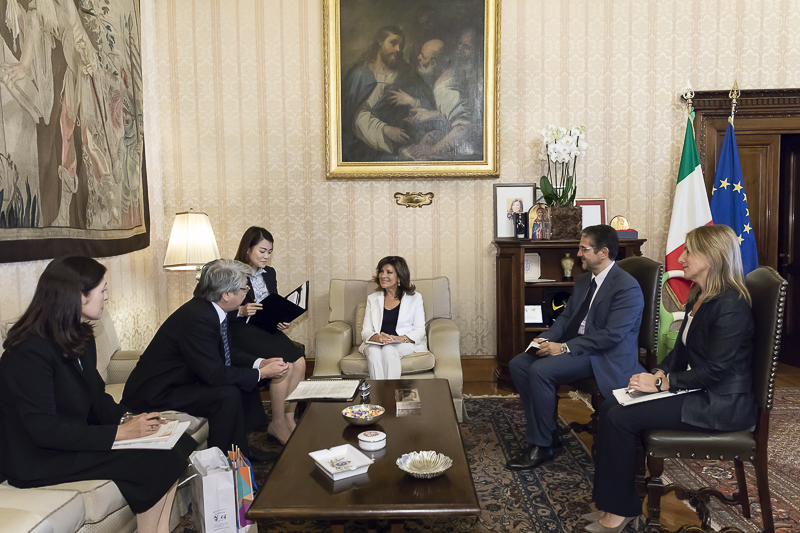 Un momento dell'incontro tra il Presidente del Senato, Maria Elisabetta Alberti Casellati, e l'Ambasciatore del Giappone, Keiichi Katakami.